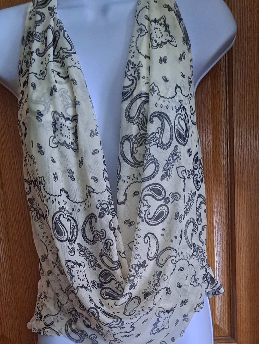 NWT PrettyLittleThing Draped Halter Bandana Print Top in Cream - Picture 6 of 9